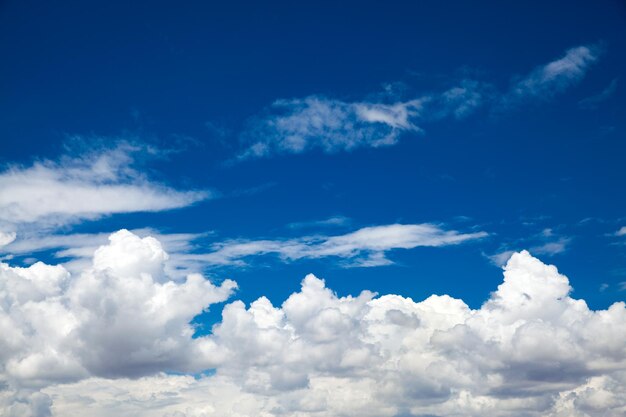 Nuages ​​dans le ciel bleu