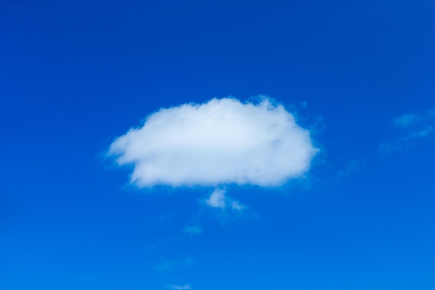 Nuages ​​dans le ciel bleu