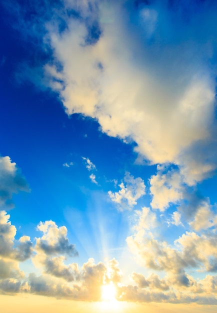 Nuages ​​dans le ciel bleu