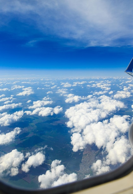 Nuages ​​dans le ciel bleu