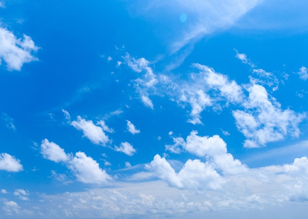 Nuages ​​dans le ciel bleu