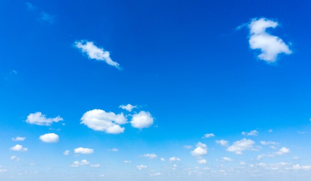 Nuages ​​dans le ciel bleu