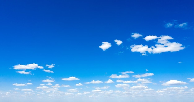 Nuages ​​dans le ciel bleu