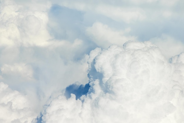 Nuages ​​dans le ciel bleu