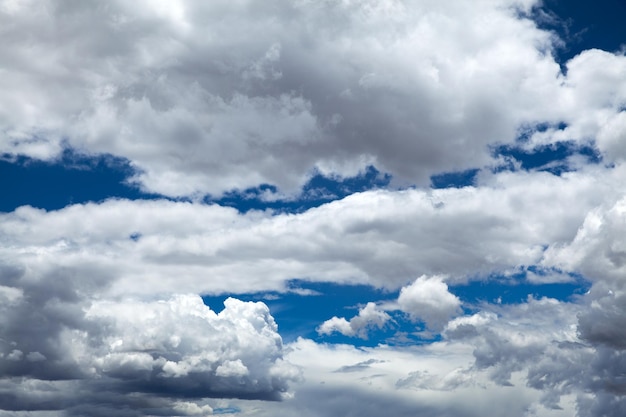 Nuages ​​dans le ciel bleu