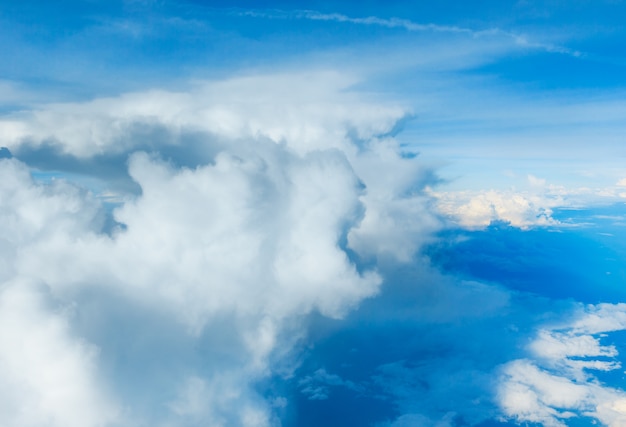 Nuages dans le ciel bleu