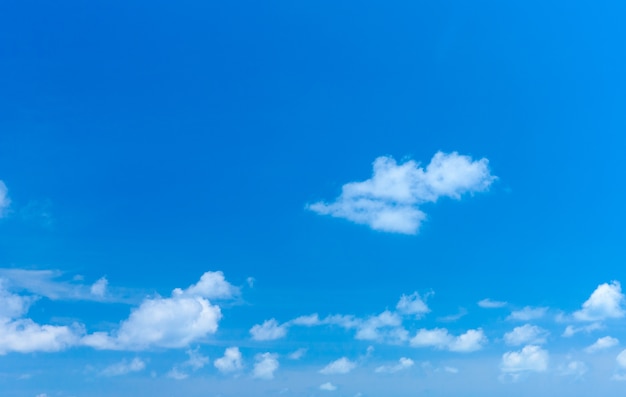 Nuages dans le ciel bleu