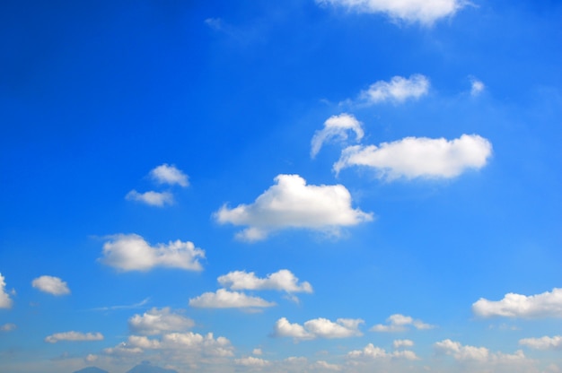 Nuages dans le ciel bleu