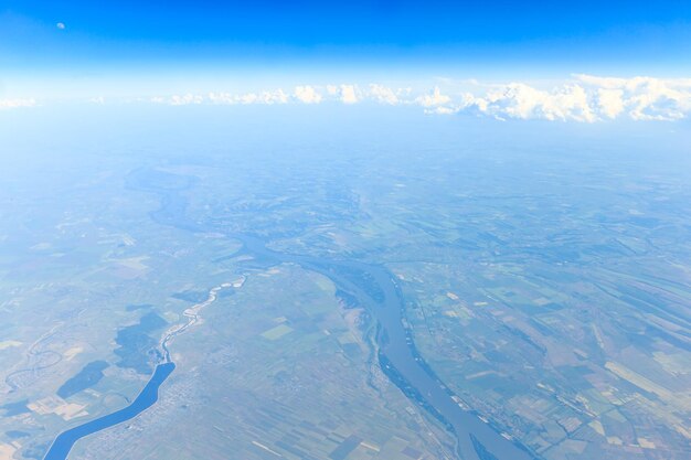 Nuages dans le ciel bleuxAxA