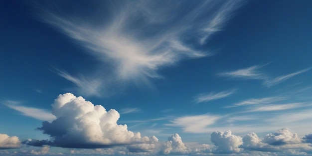 des nuages dans le ciel avec un ciel bleu et des nuages