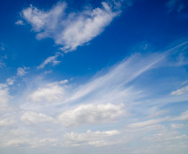 Nuages dans le ciel d'été fond du ciel naturel bleu foncé ciel d' été papier peint liberté et con spirituel