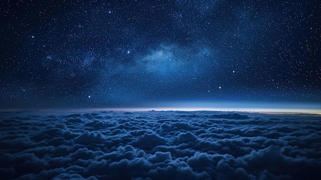 Sur les nuages dans le ciel étoilé de la nuit