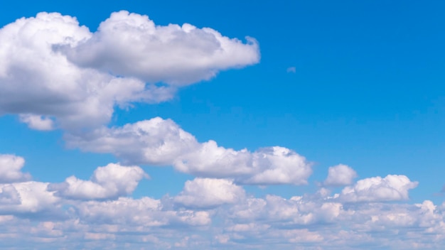 Nuages dans le ciel nuages flottant dans le ciel bleu