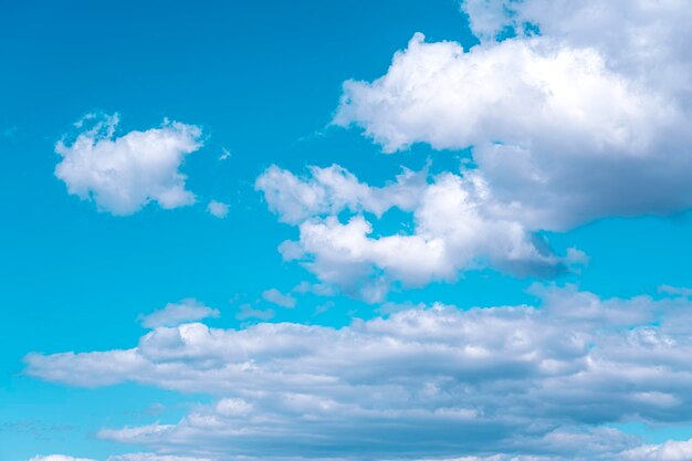 Nuages dans le ciel par une journée ensoleillée