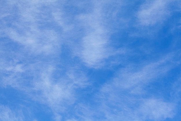 nuages dans le ciel pour l'arrière-plan et le calque