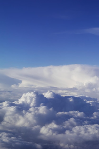 Nuages dans le ciel à vol d'oiseau