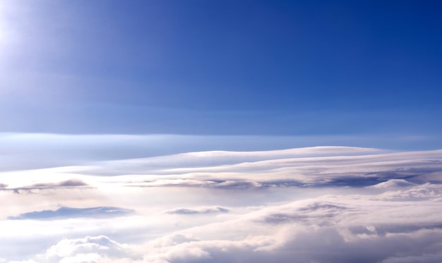 Nuages dans le ciel à vol d'oiseau