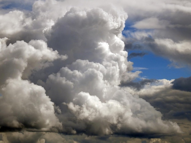 Des nuages dans le ciel