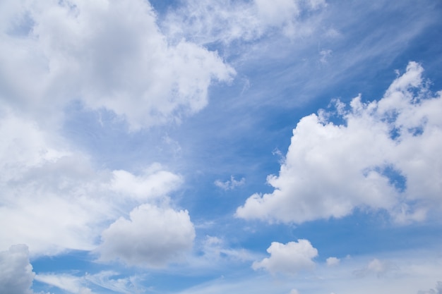 Nuages ​​dans le ciel.