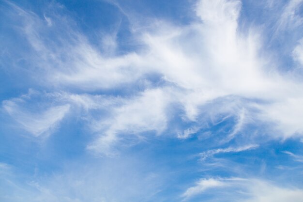 Nuages ​​dans le ciel