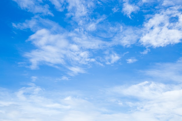 Nuages ​​dans le ciel