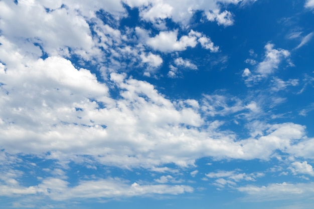 Nuages dans le fond de ciel bleu