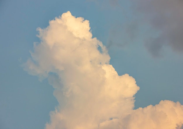 Nuages ​​dans le fond de ciel bleu