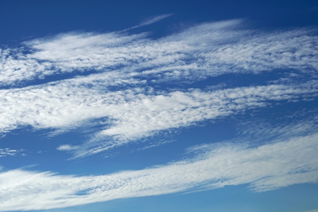 Nuages dans les fonds de ciel bleu