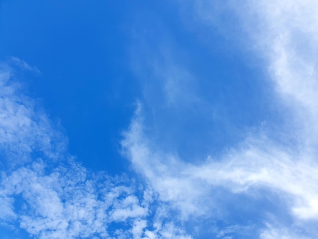 Nuages dans les fonds de ciel bleu