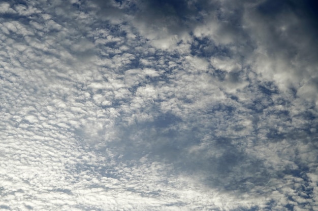 Nuages dans les fonds de ciel bleu