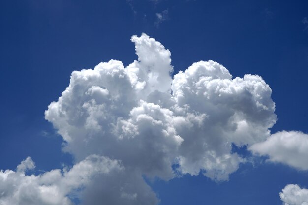 Nuages dans les fonds de ciel bleu