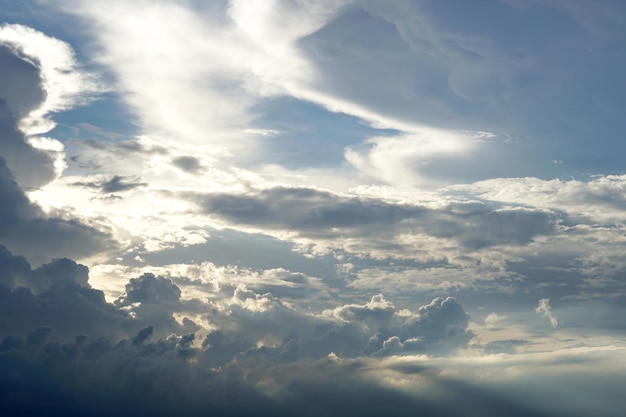 Nuages dans les fonds de ciel bleu