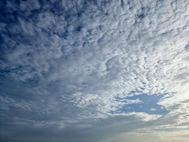 Nuages dans les fonds de ciel bleu