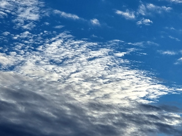 Nuages dans les fonds de ciel bleu