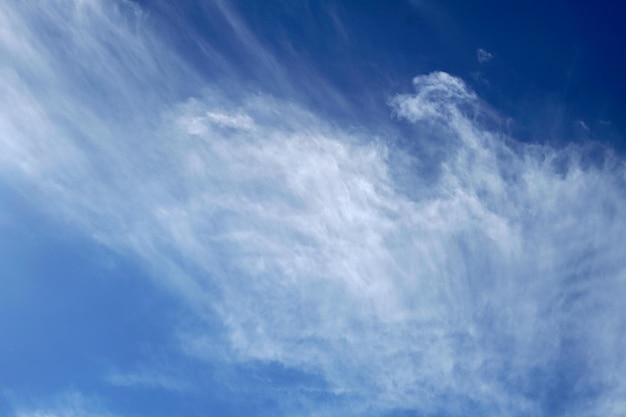 Nuages dans les fonds de ciel bleu.