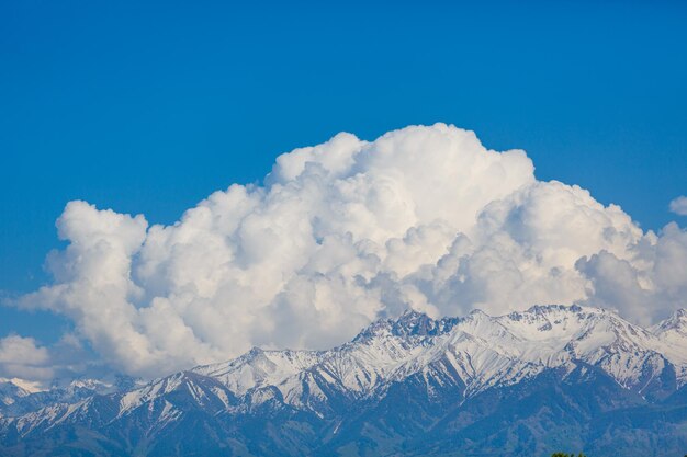 Nuages dans les montagnes