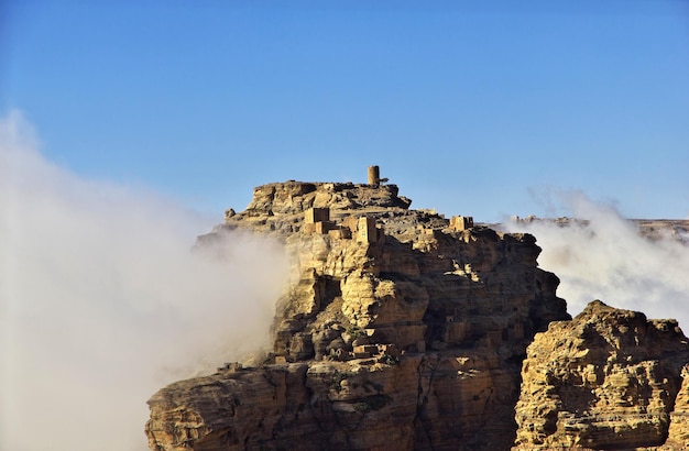 Nuages dans le village de Tawila dans les montagnes du Yémen