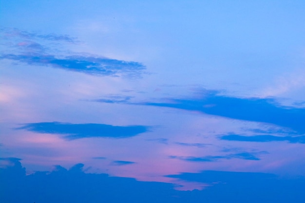 Nuages doux et ciel bleu