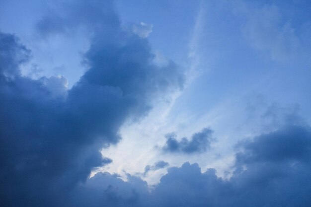 Nuages doux dramatiques et ciel bleu