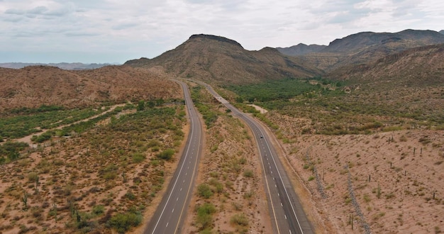 Les nuages dramatiques au-dessus des montagnes sont un paysage de montagne de cactus du désert près de l'autoroute en arizon