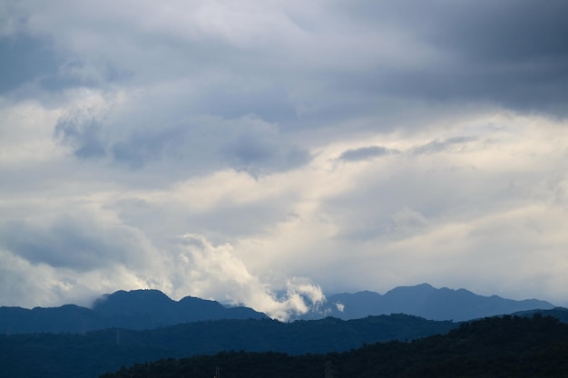 Nuages dramatiques et ciel bleu