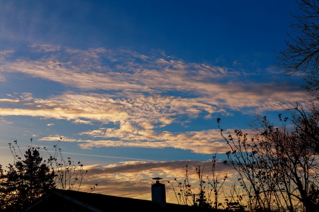 Nuages dramatiques du coucher du soleil