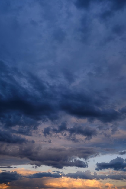 Nuages dramatiques d'orage pendant le coucher du soleil de soirée