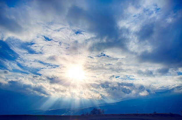 Nuages dramatiques avec soleil sur le ciel bleu au coucher du soleil