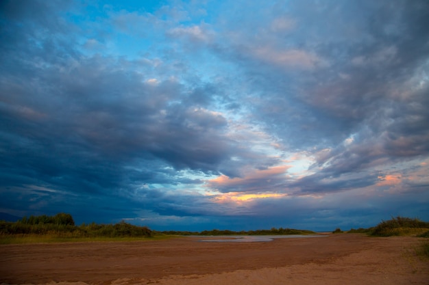 Nuages dramatiques, temps nuageux