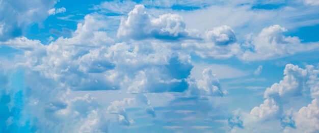 Nuages du ciel La toile de fond naturelle du ciel