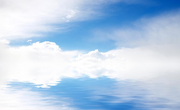 Nuages duveteux blancs avec arc-en-ciel dans le ciel bleu