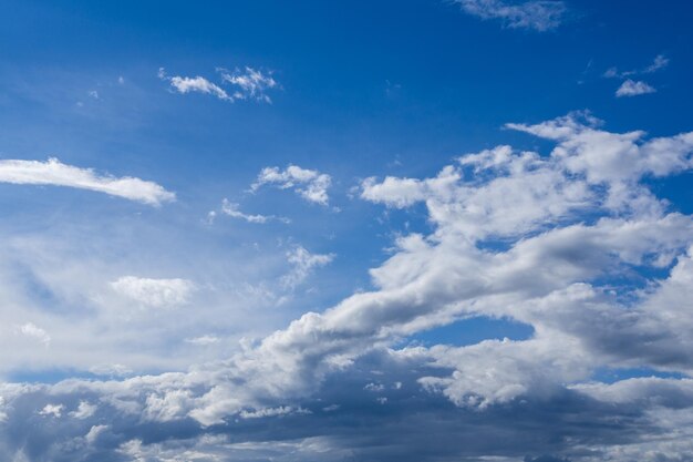 Nuages duveteux blancs sur ciel bleu en été