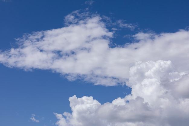 Nuages duveteux blancs sur ciel bleu en été