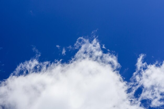 Nuages duveteux blancs dans un ciel bleu profond